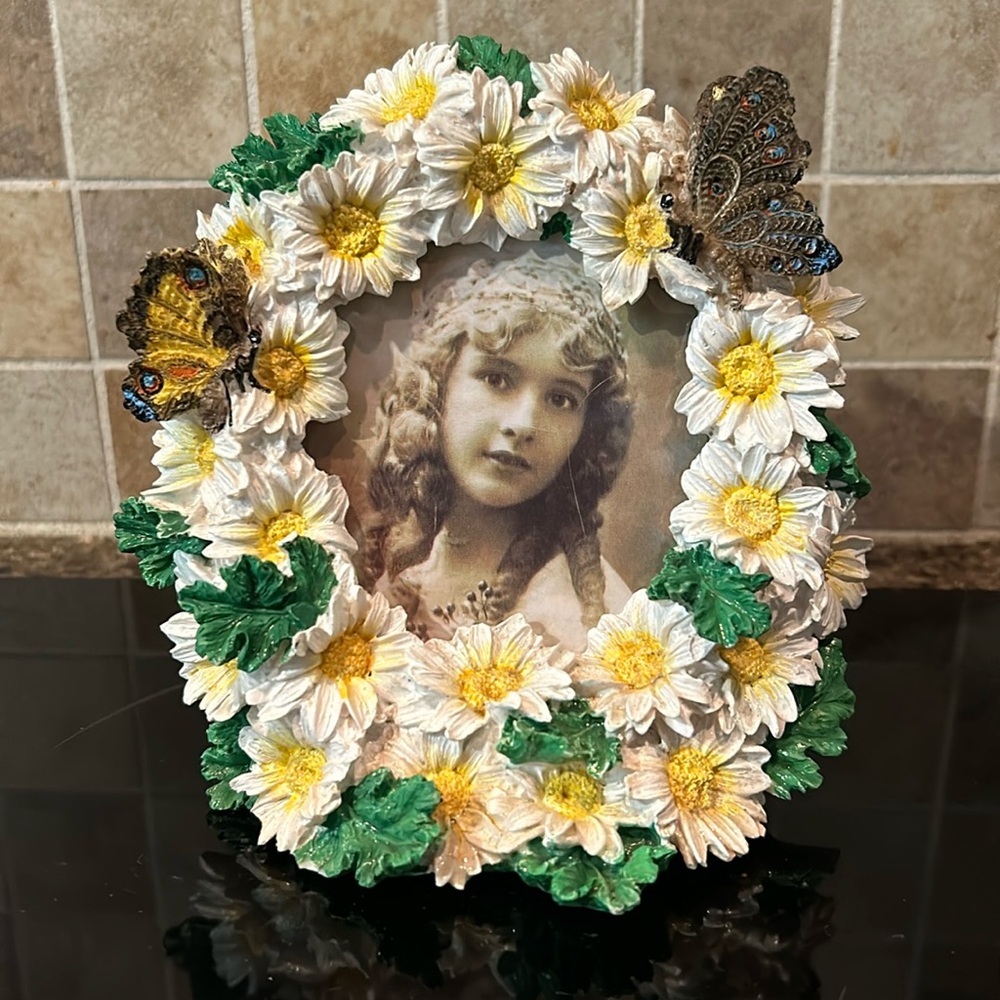 Resin 3D white and yellow daisy picture frame. 3” square photo size